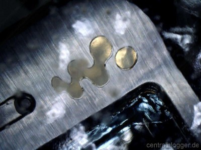 Sony Ericsson W890i in Kunstharz gegossen